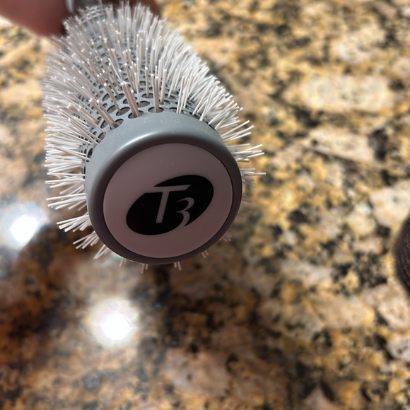T3 Volume 2.5” tourmaline ionic round brush - Picture 4 of 5